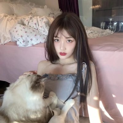微光下的蓝色男孩